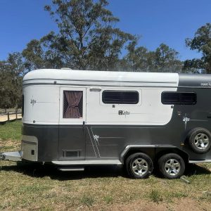 L&B 2 Horse Angle (Warmblood) Camper Float